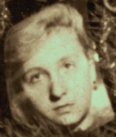 Vánoce u Pacherů_výřez obličeje nevlastní dcery LP_002a