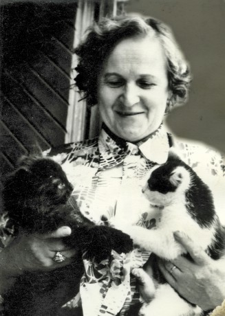 Paní Pachnerová s koťátky_maželka Lva Pachnera