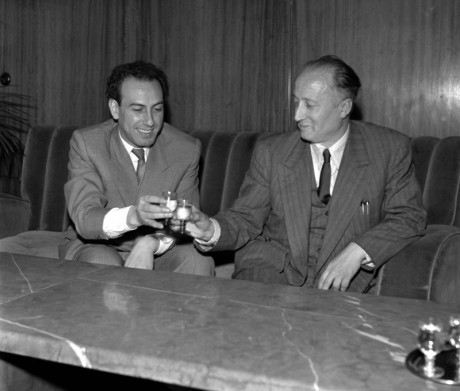 Artur London ještě jako náměstek ministra zahraničí (vlevo) s francouzským komunistou Raulem Calasem