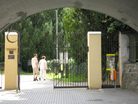 Vcházíme do roztockého zámku