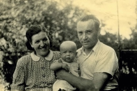 Boček Karel s maminkou Karolínou a tatínkem Leopoldem, asi srpen 1943