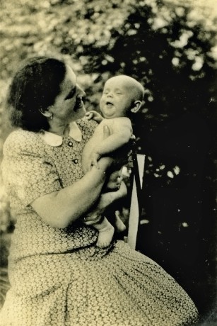 Boček Karel s maminkou Karolínou, asi srpen 1943