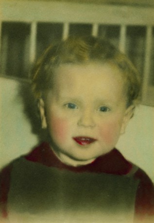 Kája Boček v postýlce, kolorováno ručně, únor 1945