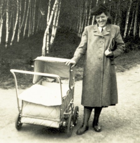 Boček Karel s maminkou Karolínou, asi srpen 1943 na Hanspaulce