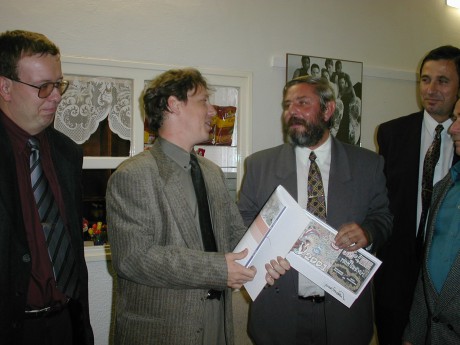 Stanislav Gross v Českém Brodě, předání dárku kamarády