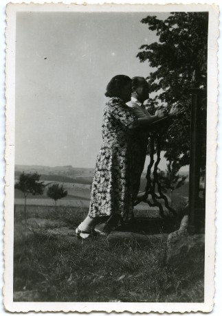 U hartmanské kapličky 1950, Máma a táta