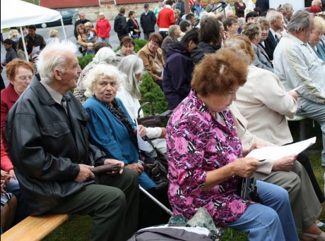 Zdeněk Macků vlevo při odhalení sochy sv. Anežky v Hartmanicích 2012