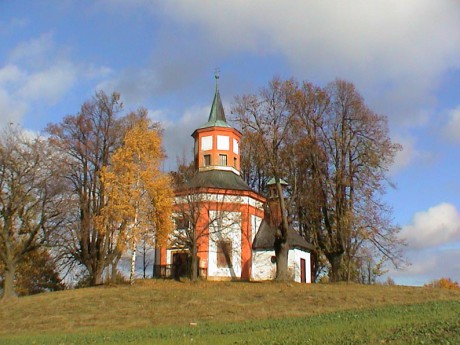 Kaple sv. Jana Nepomuckého.v Hartmanicích na podzim