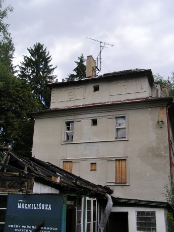 Zděná část je také opuštěná a smutná